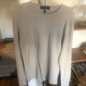 Men’s crew neck shirt, lightweight.